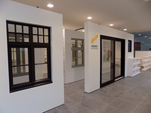 karel-maes-ramen-deuren-toonzaal-geel