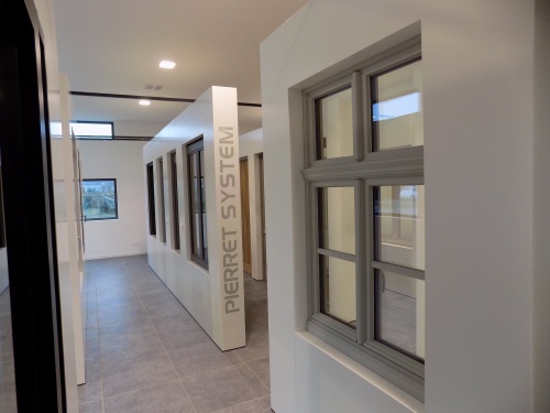 karel-maes-ramen-deuren-toonzaal-geel