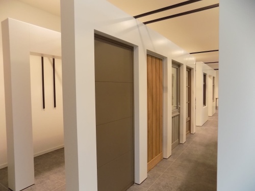 karel-maes-ramen-deuren-toonzaal-geel