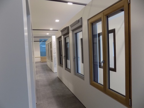 karel-maes-ramen-deuren-toonzaal-geel