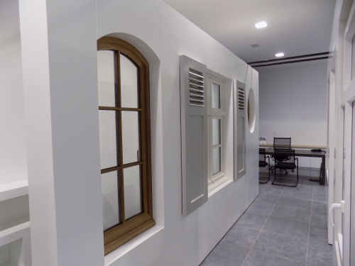 karel-maes-ramen-deuren-toonzaal-geel